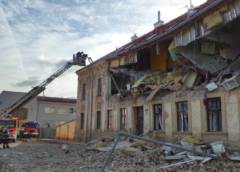 Výbuch plynu těžce poškodil bytový dům ve Znojmě. Na místě je několik zraněných